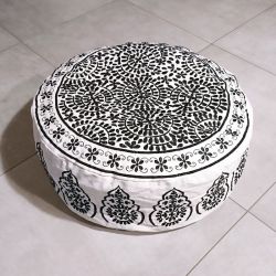 Pouf bas indien noir et blanc motif brodé