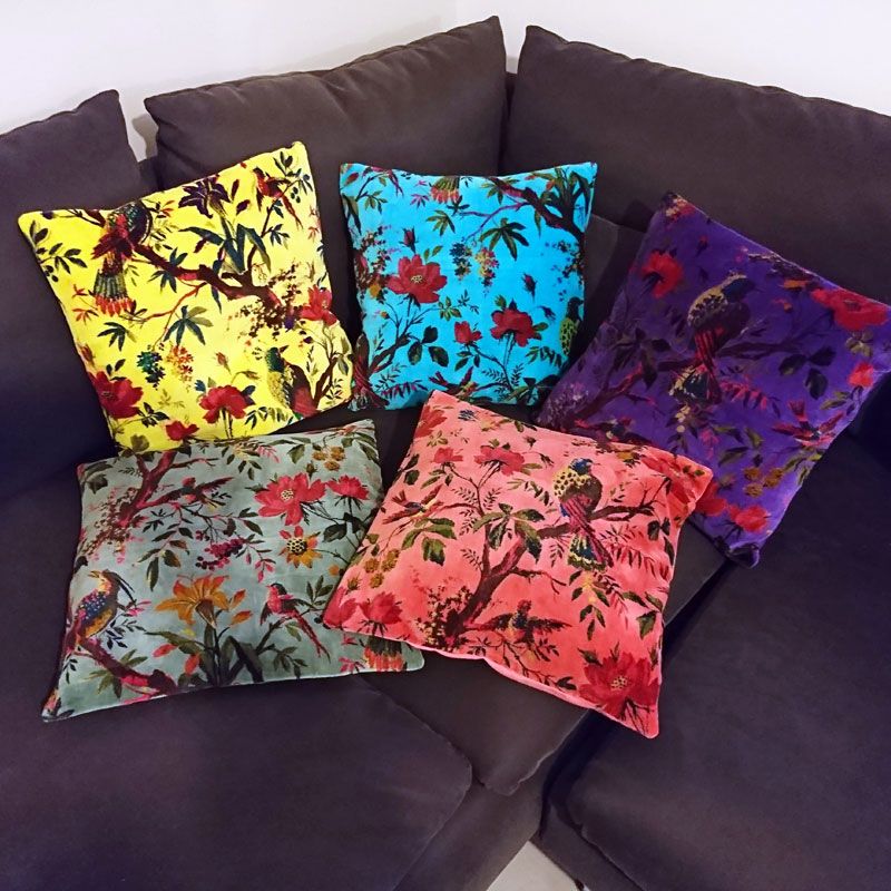 Housse de coussin en velours de coton motif floral brodé rose et jaune Housse de coussin en velours de coton motif floral brodé rose et jaune