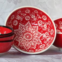 Bols rouges faits main, motif blanc traditionnel d’Iznik