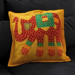 Coussin jaune patchwork éléphant 01