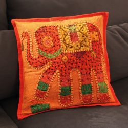 Housse de coussin orange patchwork éléphant