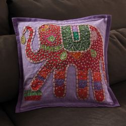 Coussin violet patchwork éléphant 01