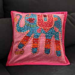 Housse de coussin rose patchwork éléphant