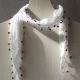 Foulard bandeau en coton blanc, gros plan