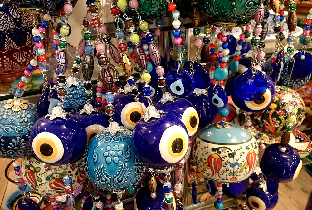 Le Nazar sous toutes ses formes dans une boutique de souvenirs