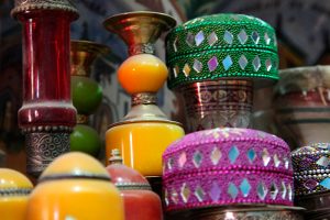 Boîtes et flacons multicolores, bazar de Rissani, Maroc - 2016