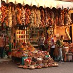Boutique d'épices et herboristerie dans le souk de Marrakech, Maroc - 2016