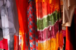Chèches, voiles et foulards dans le souk de Rissani, Maroc - 2016