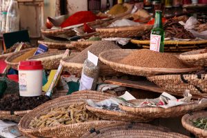 Etal d'une herboristerie traditionnelle dans le bazar de Rissani, Maroc - 2016