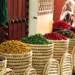 Fleurs séchées multicolores, médina de Marrakech, Maroc - 2016