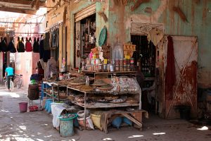 Herboristerie traditionnelle dans le bazar de Rissani, Maroc - 2016