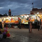 Place Jemaa el-Fna à la tombée du jour, Marrakech, Maroc - 2016