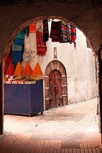 Boutique d'épices au détour d'un porche, Essaouira, Maroc- 2016