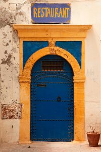 Porte décorée dans les rues de la médina d'Essaouira, Maroc - 2016