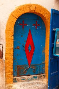 Porte traditionnelle dans les rues d'Essaouira, Maroc - 2016