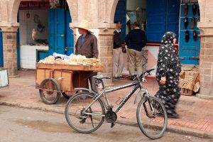 Vendeur ambulant de pain dans les rues d'Essaouira, Maroc - 2016