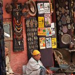 Vendeur de rue dans la médina de Marrakech, Maroc - 2016