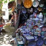 Une boutique de poterie bleue de Fès dans le souk Henna, Maroc - 2016