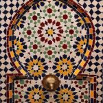 Fontaine en mosaïque traditionnelle dans la médina de Fès, Maroc - 2016