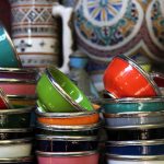 Poteries et vaisselle multicolore dans les souks de Fès, Maroc - 2016