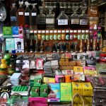 Une échoppe de produits de beauté dans le souk Henna, Fès, Maroc - 2016