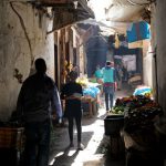 Les ruelles étroites des souks de Fès, Maroc - 2016