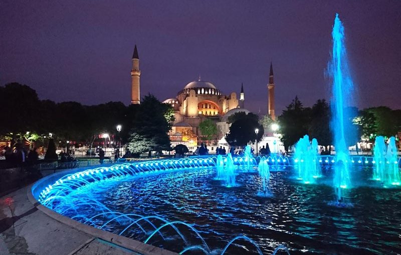 Ayasofia, joliment éclairée de nuit, vue depuis le parc de Sultanhamet, Istanbul