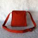 Sac/pochette orange à bandoulière, vue de dos