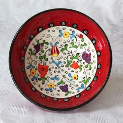 Bols rouges faits main, motif traditionnel d’Iznik