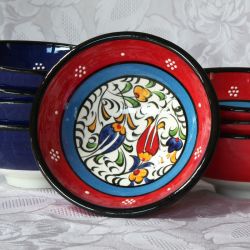 Bols rouges liseré bleu faits main, motif traditionnel d’Iznik