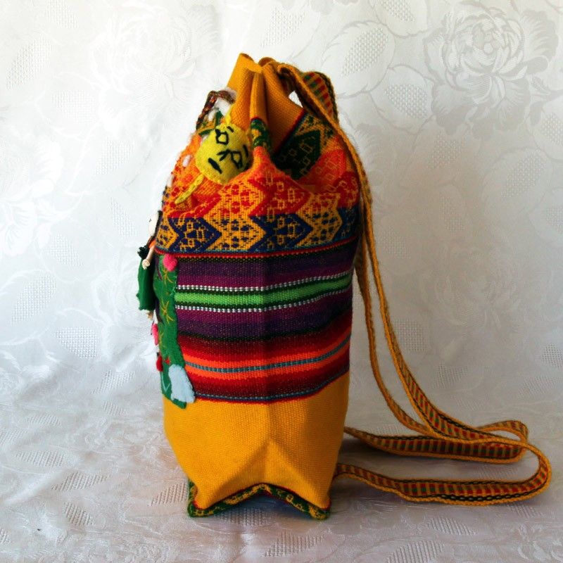 Sac à dos enfant en tissu jaune brodé, motif naïf Arpillada