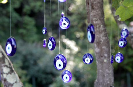 Oeil turc Nazar Boncuk suspendu dans un arbre