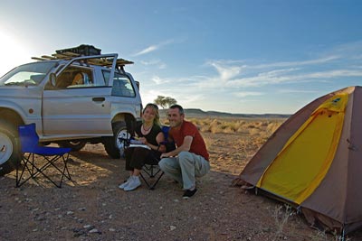 Myriam et Christophe, bivouac dans le désert de Libye